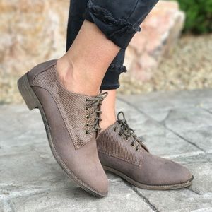Stone Lace Up Distressed Oxford